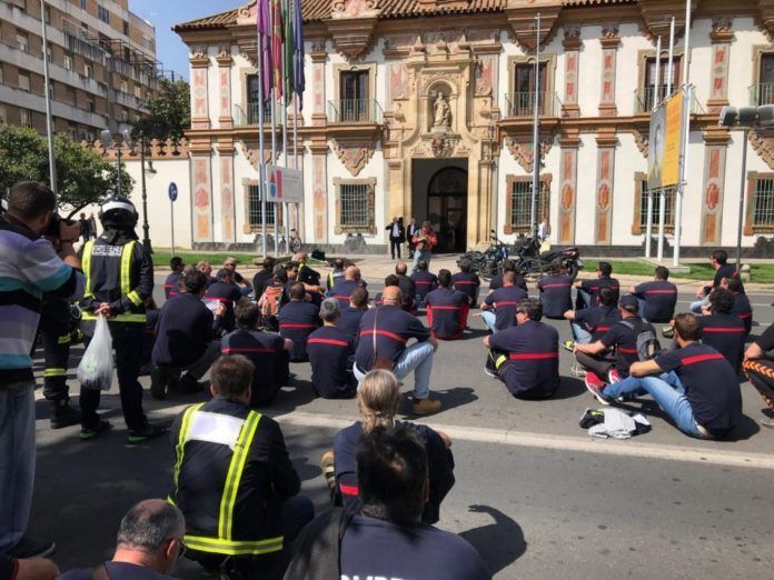 Protesta de bomberos del Consorcio ante la Diputación. opositores