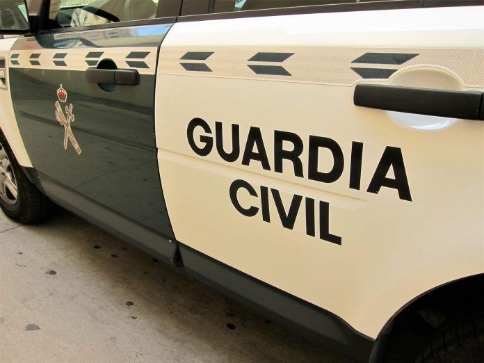 Vehículo de la Guardia Civil senderistas