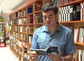 El poeta y novelista Joaquín Pérez Azaústre en una librería./Foto: LVC