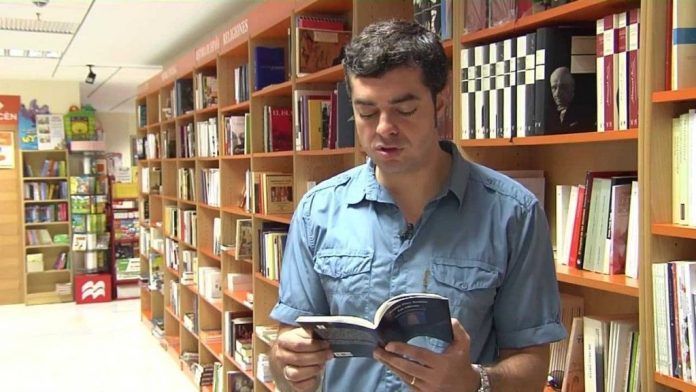 El poeta y novelista Joaquín Pérez Azaústre en una librería./Foto: LVC