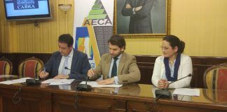 Firma del convenio entre el Ayuntamiento de Cabra y la AECA./Foto: AF