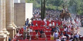 Una procesión en la Carrera Oficial de la Semana Santa de Córdoba, en una imagen de archivo./Foto: LVC