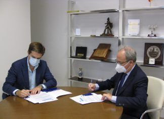 Firma del acuerdo entre los responsables de CECO y Clece./Foto: LVC