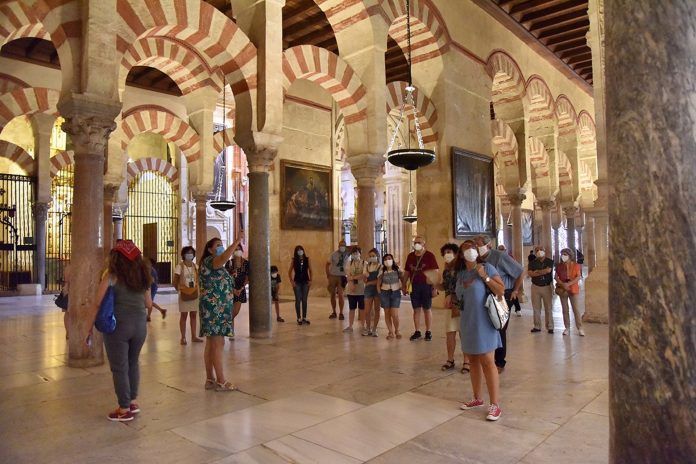 turismo Un grupo de turistas en la Mezquita-Catedral./Foto: LVC