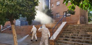 Bomberos del Consorcio Provincial durante las tareas de desinfección en Lucena./Foto: LVC coronavirus
