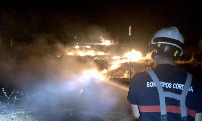Los bomberos actúan en el incendio de Mirabueno./Foto: @cordobafire