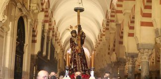 Vía Crucis de las Hermandades, presidido por la imagen de Jesús Nazareno./Foto: Jesús Caparrós