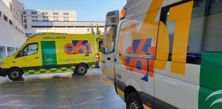 Ambulancias del 061. /Foto: LVC córdoba trassierra jovenes heridos árbol