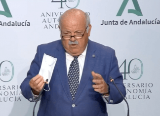 Jesús Aguirre muestra una mascarilla./Foto: Junta de Andalucía emes