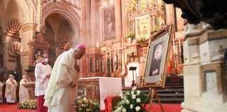 El obispo ante un retrato de San Josemaría Escrivá, durante la Eucaristía celebrada en la Catedral./Foto: Alcorce