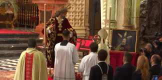 El obispo bendice la imagen de Nuestro Padre Jesús de la Salud en su Divina Misericordia en el Beso de Judas./Foto: Cabildo Catedral