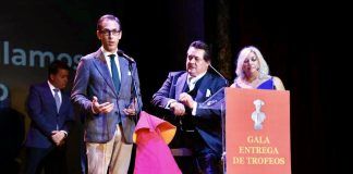 El alcalde de Pozoblanco recibe el premio./Foto: Ayuntamiento de Pozoblanco