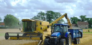 Máquinas trabajando en un cultivo agrícola./Foto: LVC IRPF sector agrario
