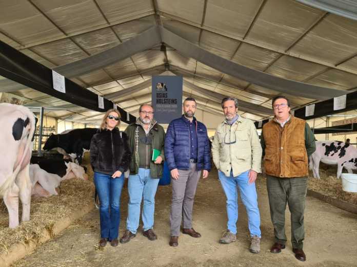El portavoz de VOX en la Diputación de Córdoba, Rafael Saco, ha visitado la XIV Feria del Ganado “Usías Holsteins” en Dos Torres./Foto: VOX