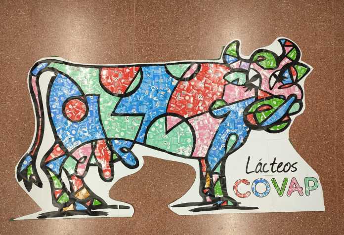 Una ‘Vaca Picassiana’ diseñada por escolares de Primaria es la nueva imagen estival de los briks de Lácteos COVAP.