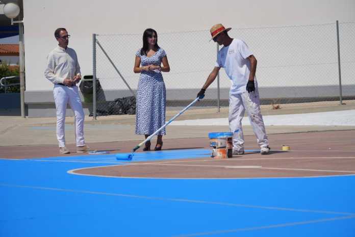 El Ayuntamiento realiza un plan especial de pintado en las pistas deportivas de los colegios públicos de Pozoblanco./Foto: Ayuntamiento de Pozoblanco