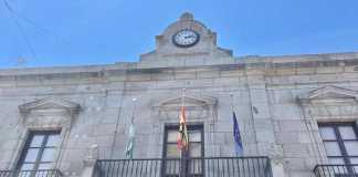 Fachada del Ayuntamiento de Pozoblanco con las banderas a media asta y con crespón negro./Foto: Ayuntamiento de Pozoblanco