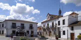 El municipio cordobés de Añora, con su Ayuntamiento al fondo./Foto: LVC municipios