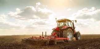 Tractor en una explotación agrícola./Foto: Junta de Andalucía