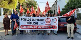 Concentración de sindicalistas de UGT y el PSOE ante el CEIP Valverde y Perales de Baena./Foto: UGT