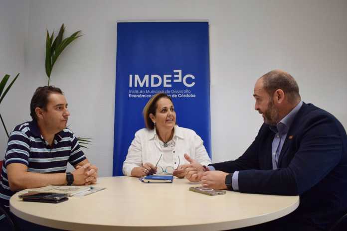 La presidenta del Imdeec, Blanca Torrent, en su reunión con el director ejecutivo de BNI Córdoba, Enrique Saint-Gerons (dcha.)./Foto: Ayuntamiento de Córdoba