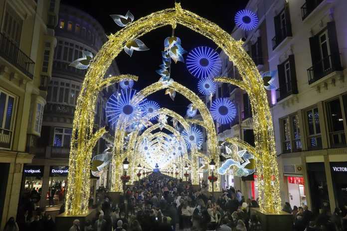 Miles de personas disfrutan del inicio del encendido navideño en la céntrica calle Larios a 26 de noviembre del 2021 en Málaga./Foto: Álex Zea - Europa Press