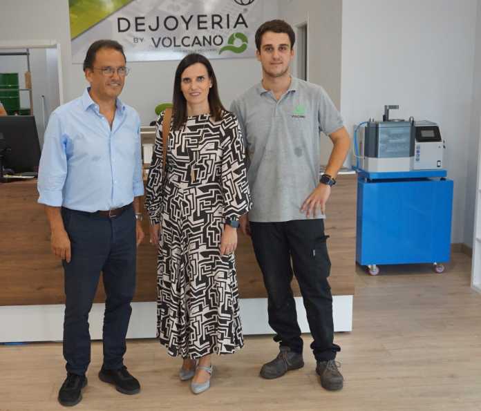 María Dolores Gálvez en las nuevas instalaciones de la empresa Volcano./Foto: Junta de Andalucía