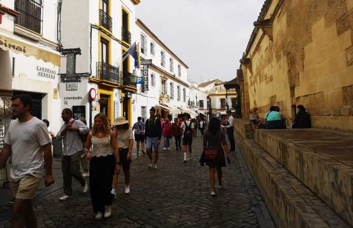 Turistas en el entorno de la Catedral de Córdoba./Foto: BJ