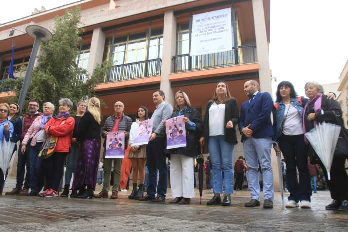 Despliegue de la lona con motivo del 25N./Foto: Ayuntamiento de Córdoba