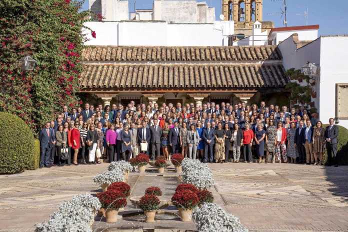 Foto de familia de directivos de Cajasur con los empleados reconocidos por cumplir 25 años en el banco./Foto: Cajasur